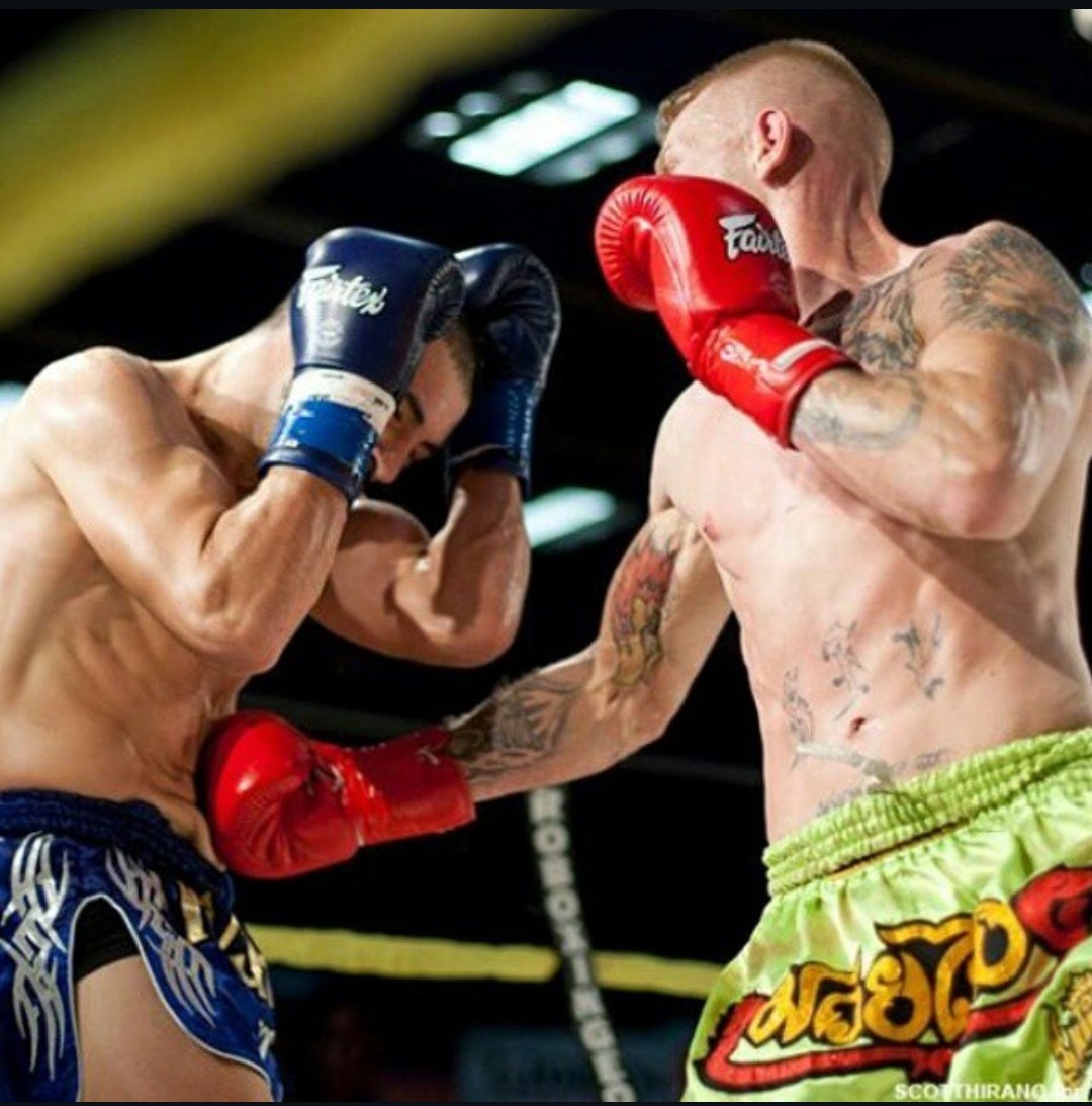 Travis Garlits landing a kick in a Muay Thai bout